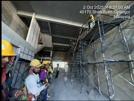 Site safety briefing with full crew